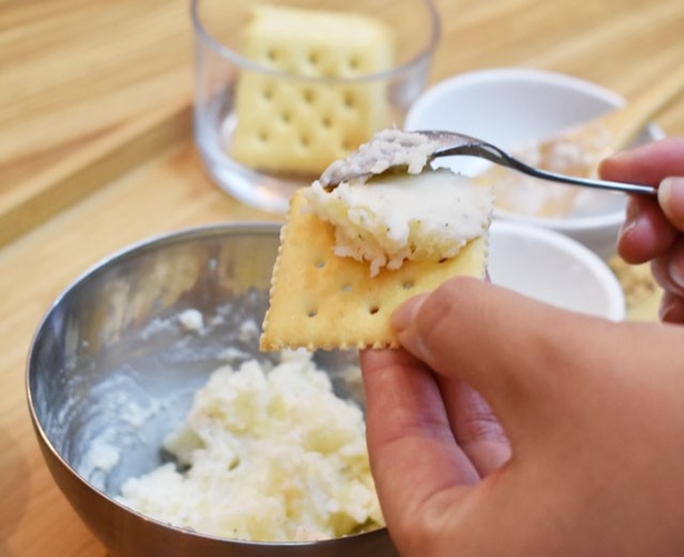 「作ろう！ポテサラ」(480円)は、クラッカーに付けて食べるのもおすすめ
