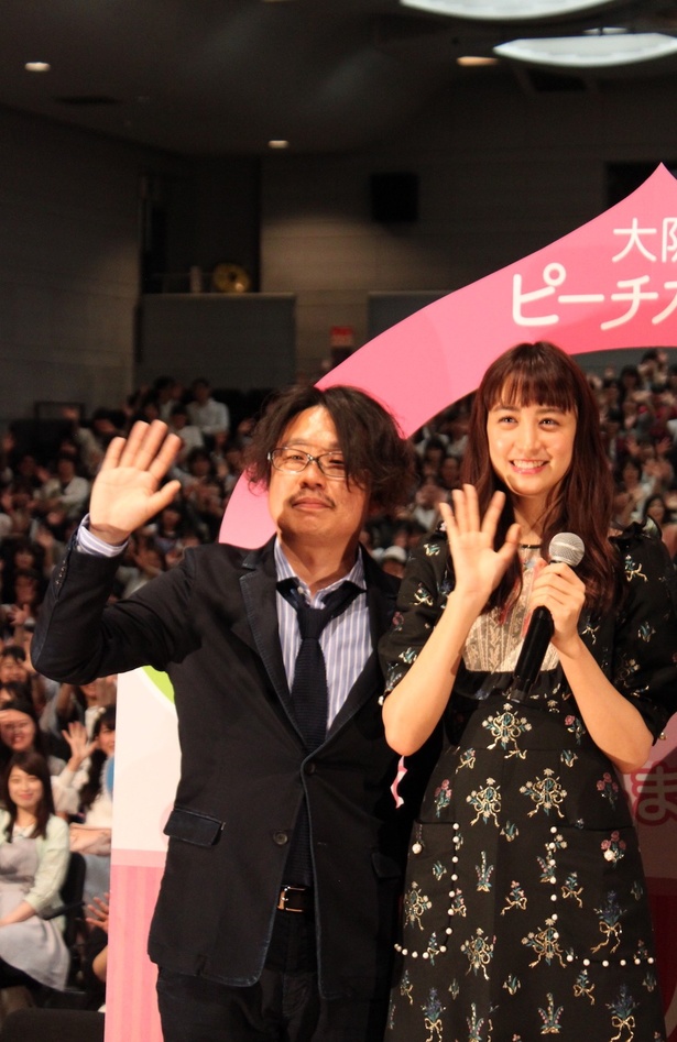 フォトセッションで関西の観客とヒットを祈願する山本美月と神徳幸治監督