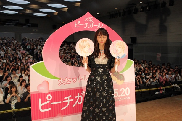 満員の観客の前でフォトセッションに応じる山本美月