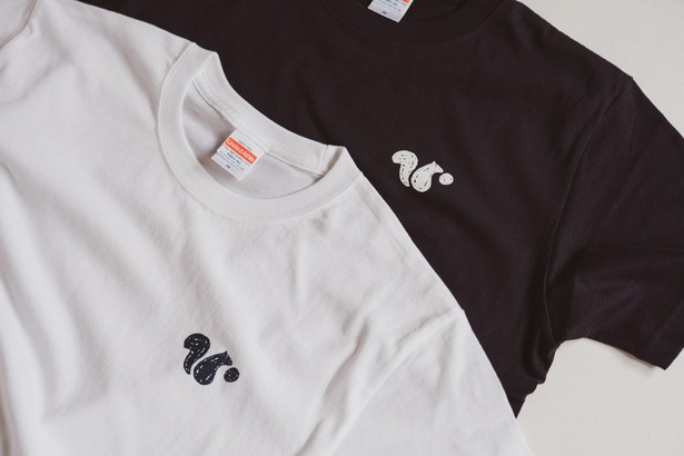 ワンポイントがあしらわれたオリジナルのTシャツ