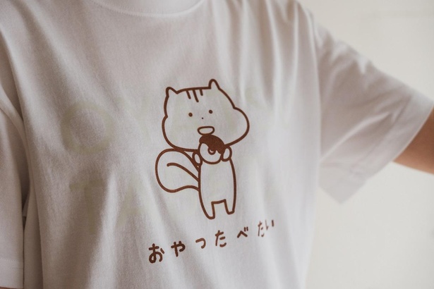 りっすのキュートなイラストが描かれたTシャツ