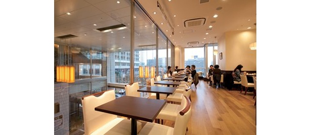 ショップ内の階段を上がると、ガラス張りのカフェが広がる　（Sandog Inn 神戸屋 東神奈川駅店）