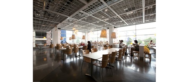 開放的な空間もリニューアル後の特徴だ　（IKEA 港北 2Fレストラン）