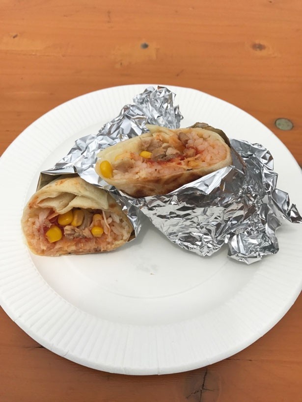 NY CHICKEN GRILLの「チキンブリトー」には同店看板メニューのオーバーライスが！食べごたえ十分♪