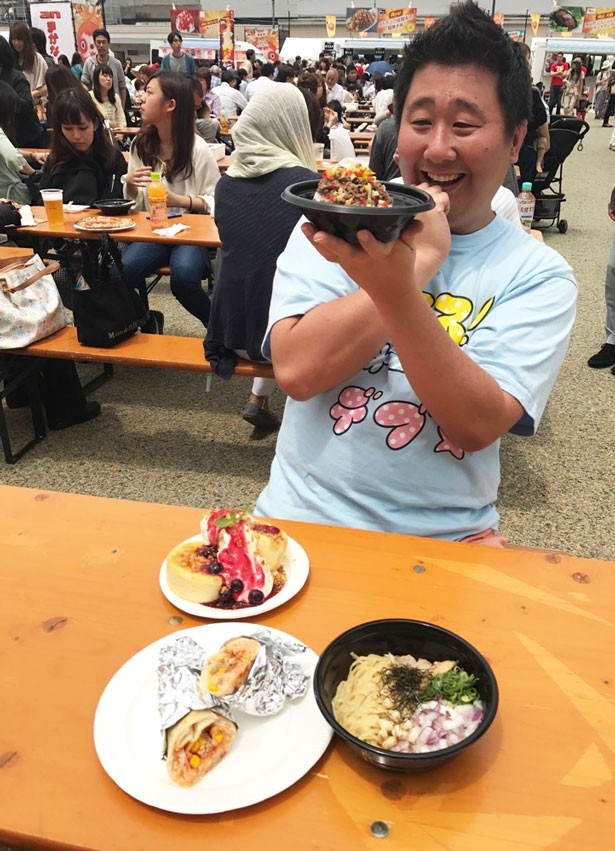 同イベント応援団長のフォーリンデブはっしーが見つめるのは肉Ya！の「A5ランク佐賀牛の粗挽き丼」