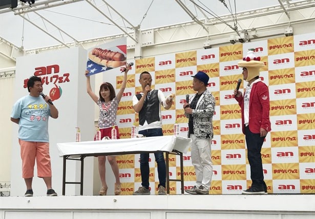 ステージでは、食べ歩きのプロたちによる試食会も実施