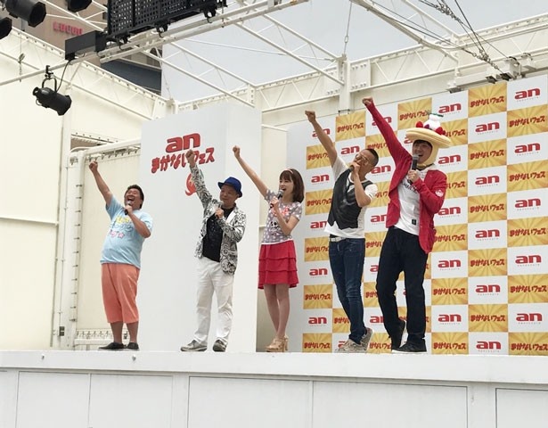 写真左から、はっしー、Jaffa、金成姫(キムソンヒ)、スイーツ番長、あまいけいきの5人が登壇し、華々しく開幕が宣言された