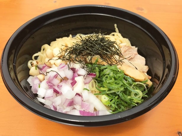 龍旗信の「ウニだくのホタテ塩まぜそば」は魚介にこだわる同店だからこそ生まれた一品