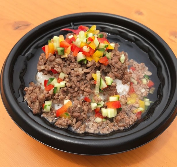 肉Ya！の「A5ランク佐賀牛の粗挽き丼」は採算度外視の一品なんだとか！？
