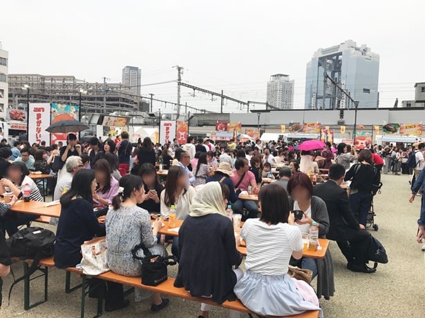 平日にも関わらず多くの人が開始早々から押し寄せた