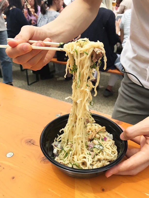 「ウニだくのホタテ塩まぜそば」は豪快にまぜて味わおう！