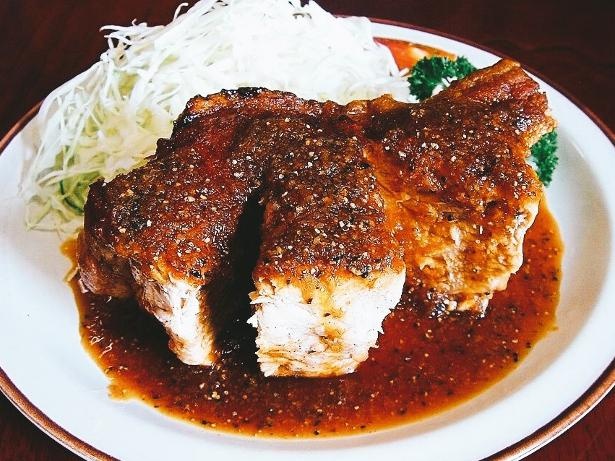 【写真】“肉のエアーズロック”と呼ばれる、安国屋(栃木・日光)のジャンボポークステーキ
