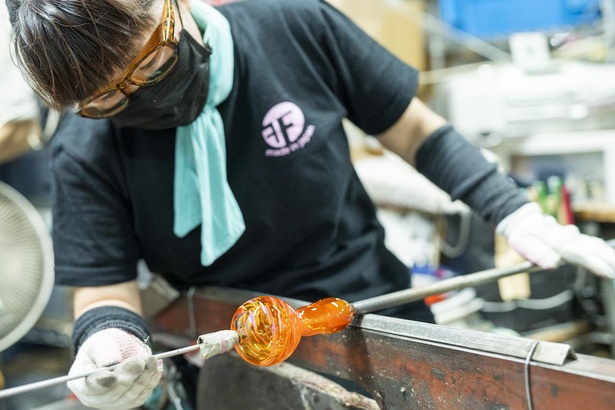 ピンブローで一輪挿しを製作中の舘山美沙さん