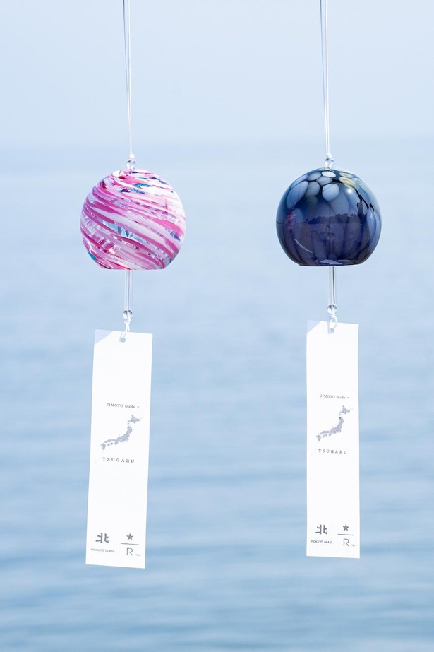 風鈴。ピンクベースは目黒川の桜、黒ベースは風やスターバックス リザーブ(R) ロースタリー 東京の世界観を表している