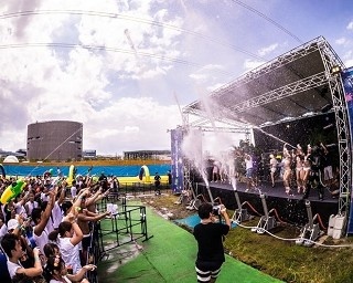 1万人を熱狂させた水かけ音楽フェス！真夏の江の島海岸をジャック