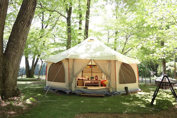 ワンポール型のテント「かわいいスタイル」。サーカス小屋のような形がキュート！