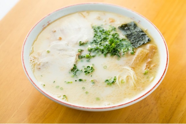 ラーメン(￥550)。しっかりと乳化させた豚骨スープ。ゴマ油の風味も効いている