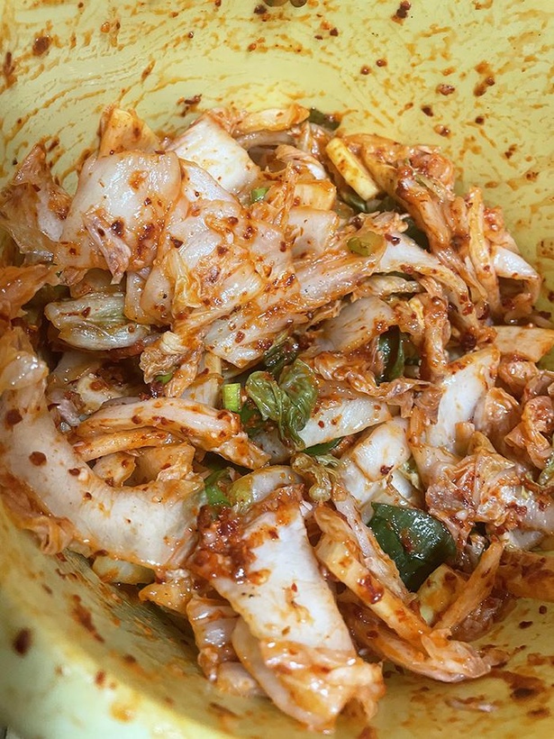 数種類の唐辛子のほか、イカやオキアミの塩辛などを韓国から取り寄せて作る本格キムチ