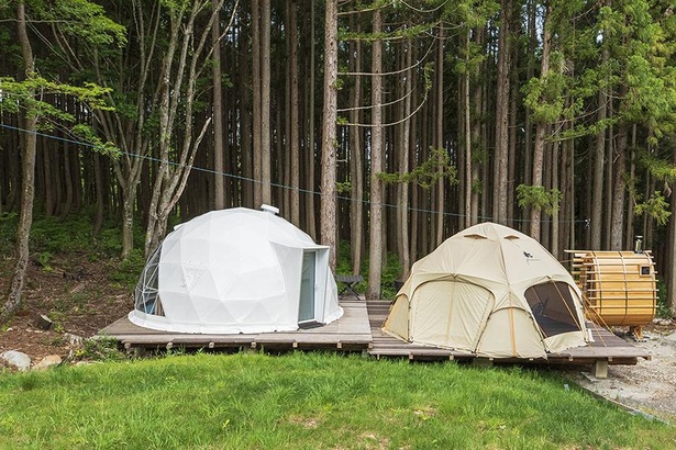 グランピングサイト。白いドームテントが宿泊用、もう一方のテントを食事などに利用できる