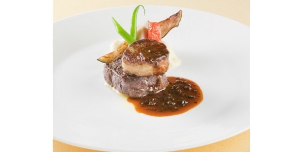 メインの肉料理は「北海道産牛フィレ肉とフォアグラのソティ トリュフの香るソース」（ノボテル札幌）