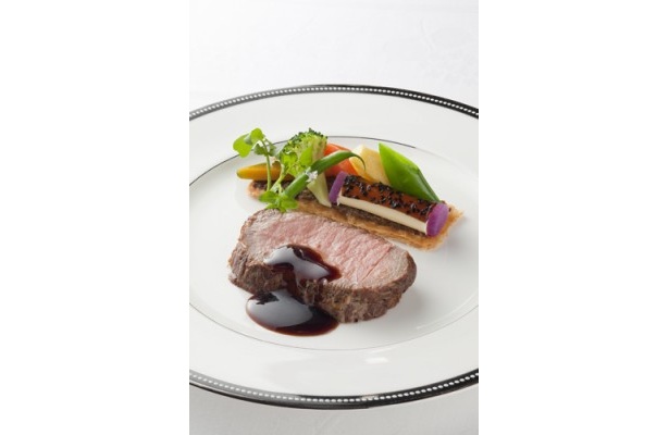 メインの肉料理は「和牛フィレ肉のロースト フォアグラフリット添え マディラソース」（札幌パークホテル）
