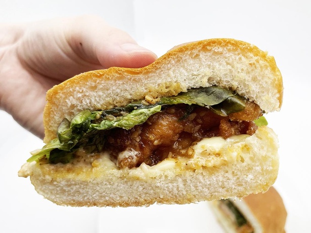 「カリッとももの縁バーガー 極ダレ」(421円)