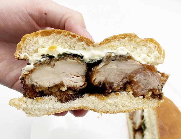 「カリッとももの縁バーガー タルタルてりやき」(421円)