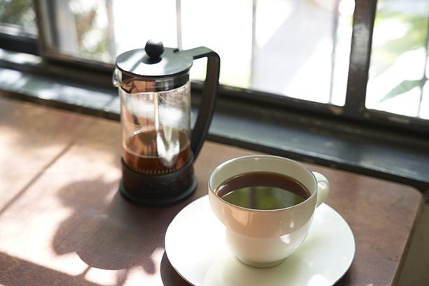 ホットコーヒー430円は、フレンチプレスでコーヒーの旨みを余すところなく抽出