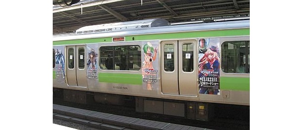 JR山手線にアニメ｢マクロス｣のラッピング電車が快走中！
