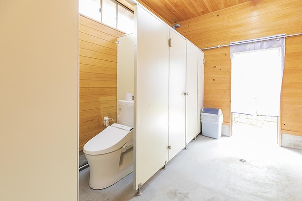屋外のトイレはオートキャンプ場に2カ所、わんこパラダイスオートキャンプに2カ所ある(写真は女性用)