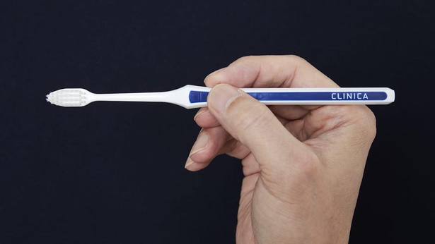 「ペングリップ」。磨く際につい力が入りすぎてしまう人にはこの持ち方がおすすめ