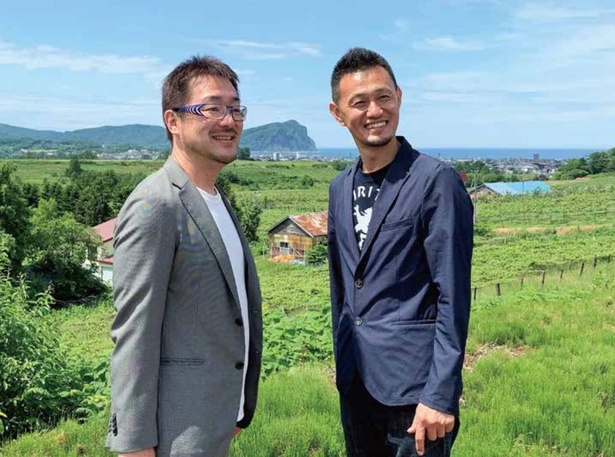 ドイツ在住のジャーナリスト、村上さん(右)とともにドイツで家づくりを視察した早田さん(左)