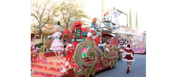 パーク中が赤と緑で彩られる「ユニバーサル・ワンダー・クリスマス」がいよいよスタートした「ユニバーサル・スタジオ・ジャパン」