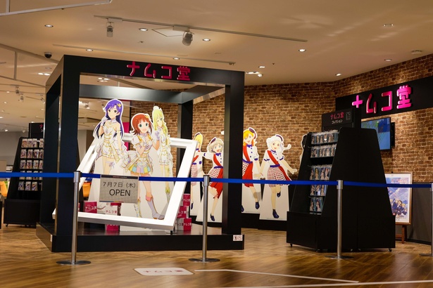 ナムコ堂ではアイドル作品のワンシーンをこだわりの銀塩プリントで仕上げ、ブロマイドを販売している