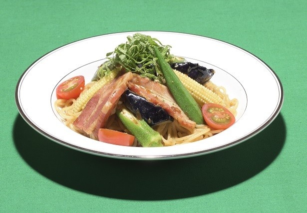 【写真を見る】「イベリコ豚のベーコンと夏野菜の和風パスタ～大葉の香り～」(1100円)