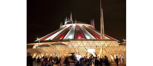 日没後にイルミが灯る、東京ディズニーランドの｢スペース・マウンテン｣