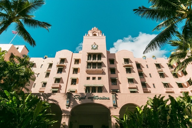コーラルピンクの建物が目を惹く「The Royal Hawaiian,a Luxury Collection Resort」(ロイヤル・ハワイアン・ラグジュアリー・コレクション・リゾート)