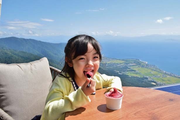 琵琶湖の絶景を見下ろしながら、カフェメニューを味わえる/びわ湖テラス