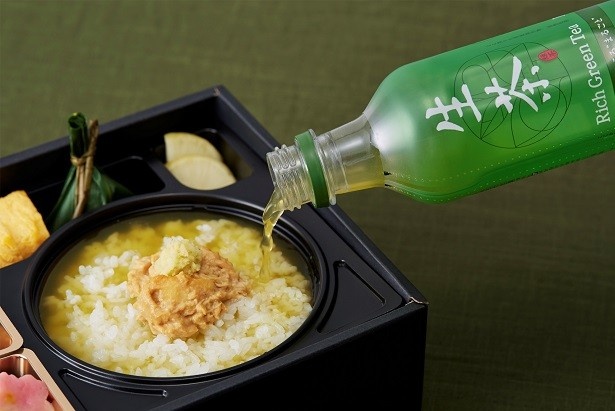 【写真を見る】生茶を注いでほかほか鯛茶漬けに