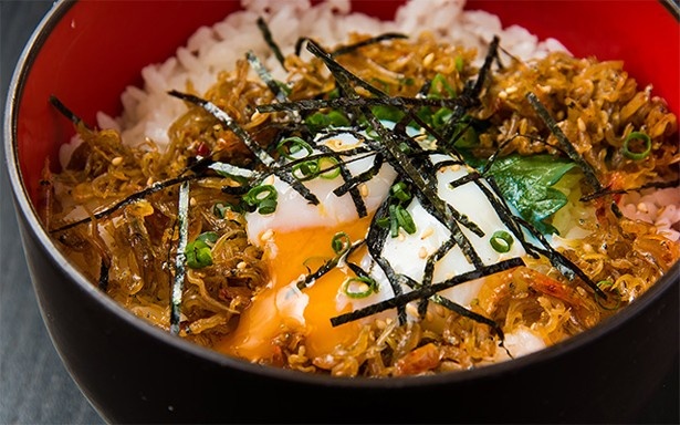 「魚屋の台所 下の一色」の「カリカリちりめんジャコのピリ辛玉子かけごはん」