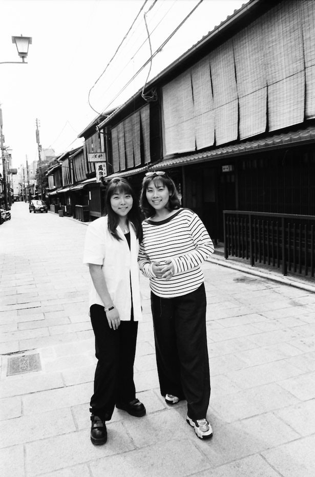 実の姉妹による漫才コンビ・海原やすよ(写真左)・ともこ(右)