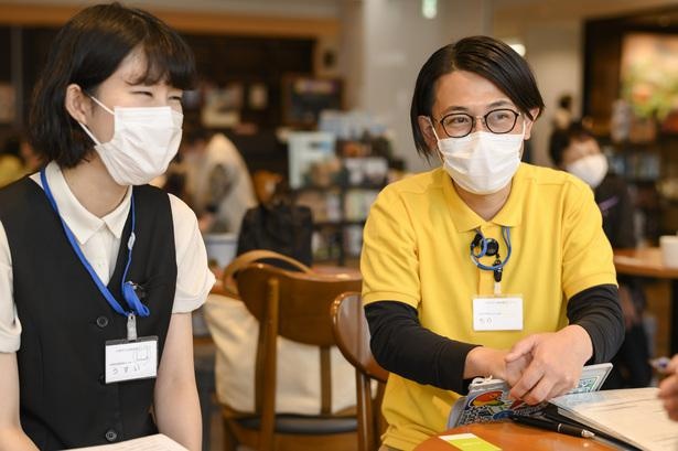 屋内こども広場の森さん(右)と、生涯学習センターの碓井さん(左)。「日常的な活動の中で街づくりのために今後も何か一緒にできれば」と語る