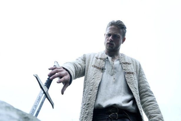 主人公アーサーに扮するのは『パシフィック・リム』のチャーリー・ハナム