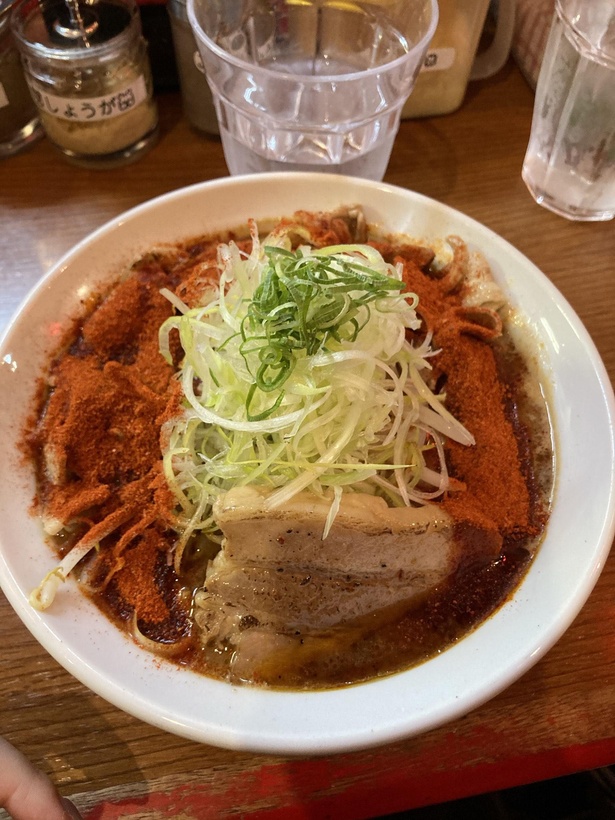 「麺と肉 大鶴 鶴橋店」の「辛口炙り肉ソバ醤油」