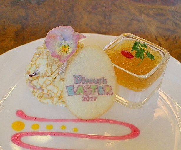 「アプリコットムースとイチゴのクレープ包み」などがのったデザートのお皿