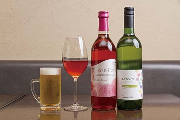 品ぞろえ豊富なワインには、自然農法で栽培したブドウで造る風味豊かなビオワインも常備/MOTOMACHI timo