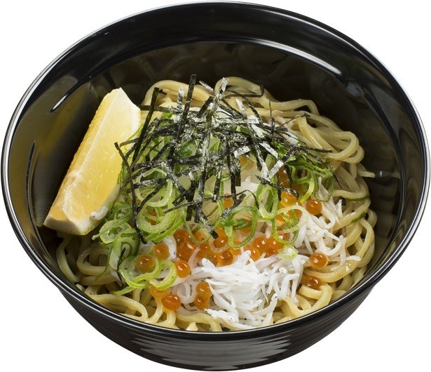 【写真を見る】5⽉17⽇(⽔)から販売される「しらすまぜそば」(税別280円)