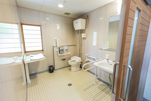 多目的トイレは十分なスペースを確保。おむつ台もある