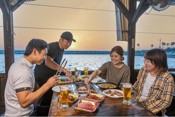 「浜焼きバーベキューコーナー」では、生マグロ食べ放題の特別フェアが開催！