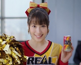 ｢リアルゴールド｣の新CMから大反響！広瀬アリスのチアリーダー姿に妹・すずも反応